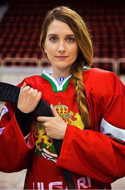 «Tzvetana es una sorprendente mezcla de gracia y fuerza. Su nombre proviene de la palabra ‘flor’ en búlgaro. Juega en el equipo nacional de hockey sobre hielo de Bulgaria. Aunque este deporte no es muy popular en su país, puso todos los esfuerzos en su pasión. Eso significó grandes sacrificios para seguir su sueño, porque el hockey sobre hielo es un deporte costoso y difícil. Lo hizo sin perder su inocencia y su hermosa sonrisa». 