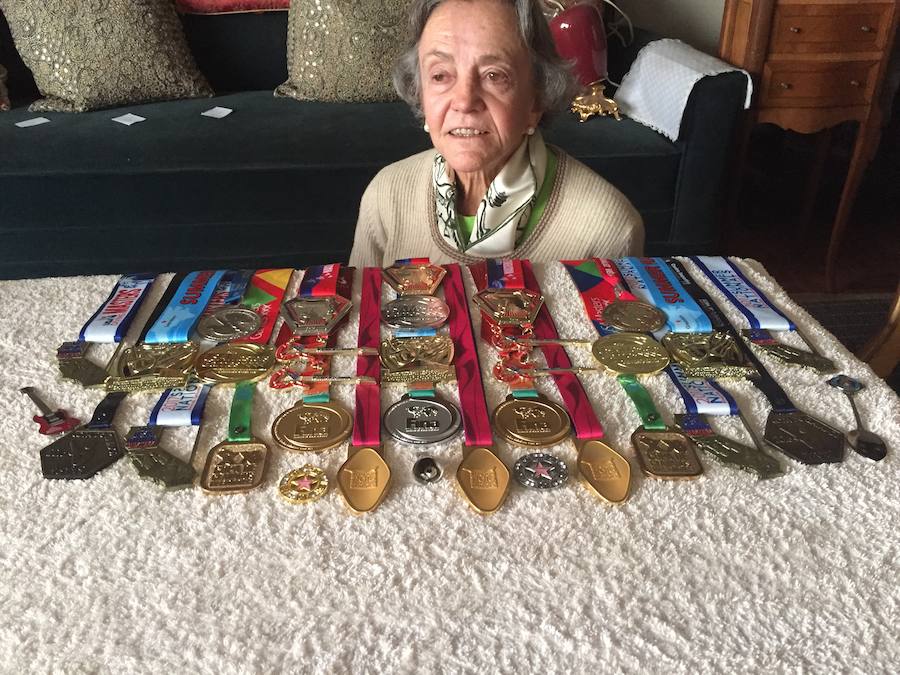 Ibone Belausteguigoitia posa con algunas de sus medallas en su casa de México.