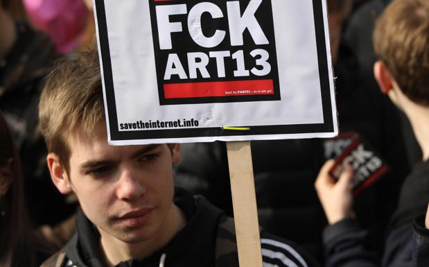 Un joven protesta contra el artículo más polémico de la directiva.