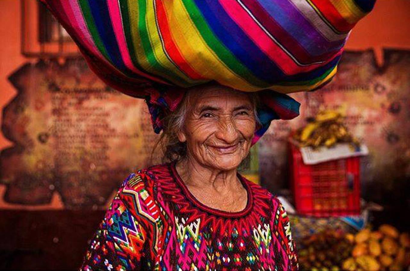 «Muchas mujeres del mundo llevan grandes cargas todos los días, literal o figurativamente. Y lo hacen, como esta mujer encantadora, con tanta ternura y positividad. La conocí en Chichicastenango, un pequeño pueblo de Guatemala».