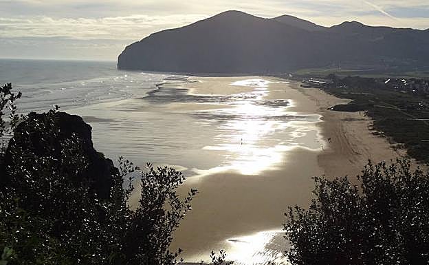 Visita de la playa de Berria, con el monte Buciero al fondo.