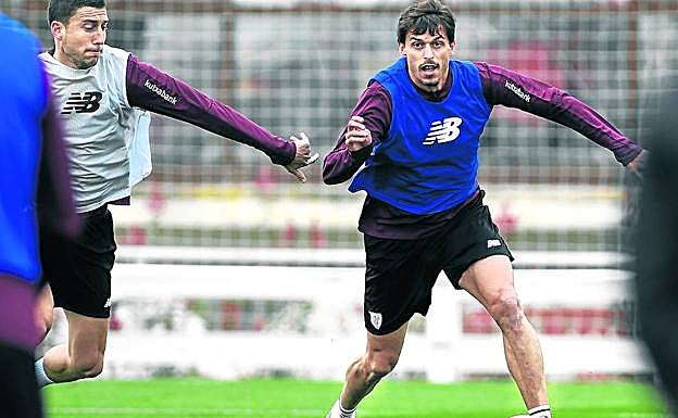 Ander Iturraspe corre el lunes en Lezama perseguido por Óscar De Marcos.