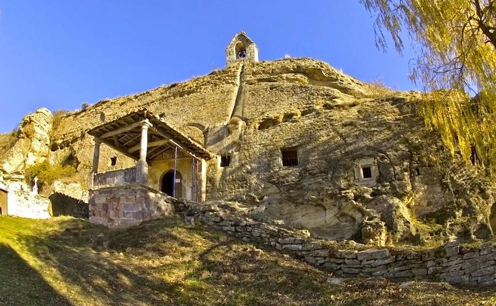 La iglesia de los santos Justo y Pastor, en Olleros de Pisuerga, es uno de los más espectaculares templos construidos bajo la roca.