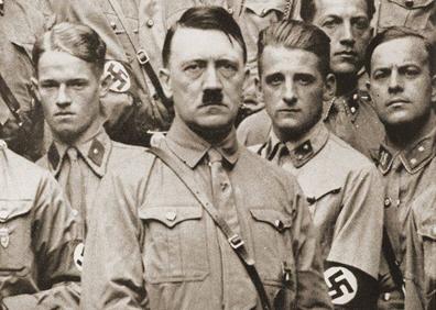 Imagen secundaria 1 - Adolf Hitler rodeado de sus fieles. A la derecha, Peter Harf, portavoz de la familia.