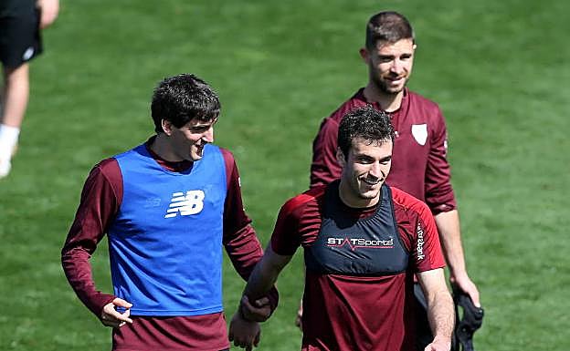 Mikel San José bromea con Iñigo Lekue. 