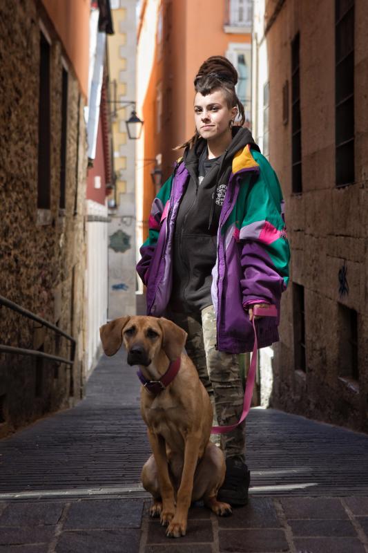 El look de Claudia Mejías derrocha personalidad. Lleva rastas "desde los 16 años" y la chaqueta 'vintage' pertenece a su novio.