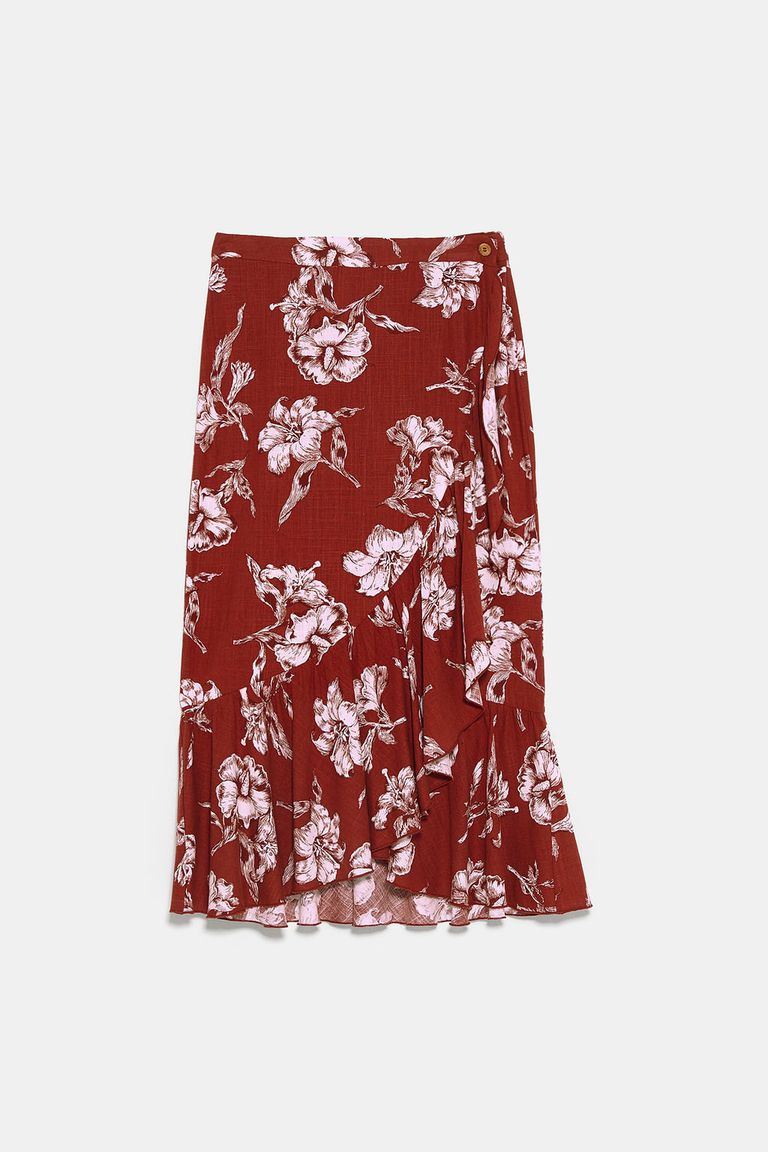 Imagen secundaria 2 - Arriba, falda de flores de Bershka (19,99 euros). Abajo a la izquierda, falda de lunares, de Zara (25,95 euros). A la derecha, falda estampada de Zara (29,95 euros).