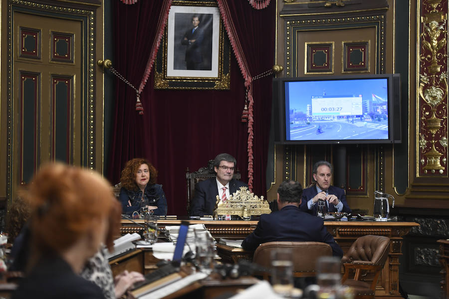 Nekane Alonso, Juan Mari Aburto y Alfonso Gil presiden el pleno del Ayuntamiento de Bilbao.