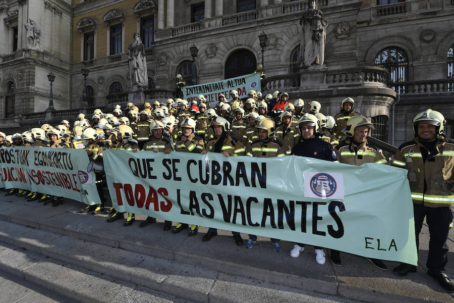 Protesta de los bomberos a las puertas del Ayuntamiento.