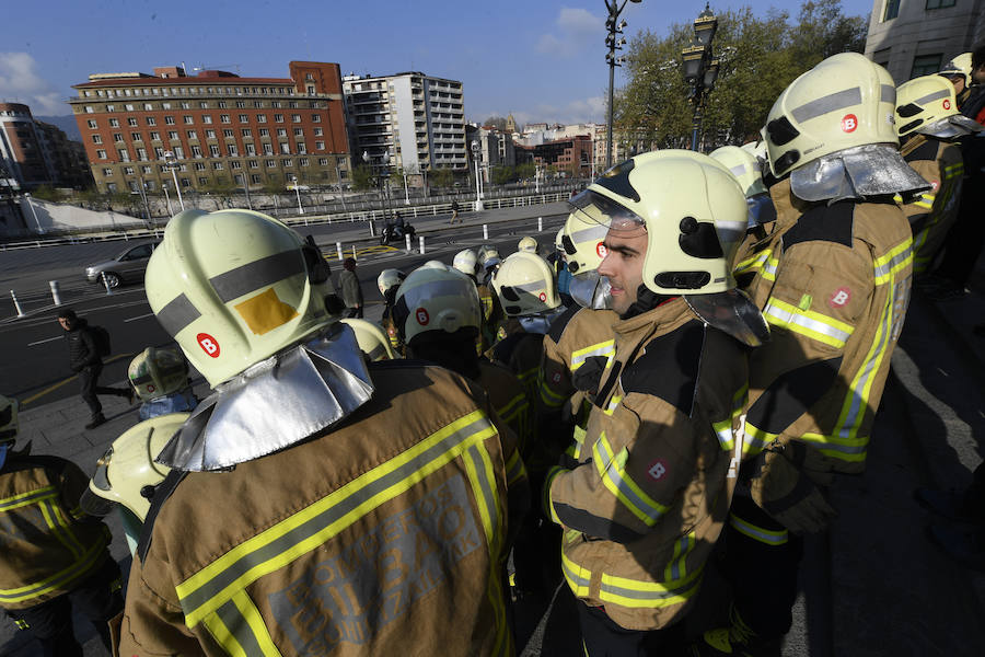 Protesta de los bomberos a las puertas del Ayuntamiento.