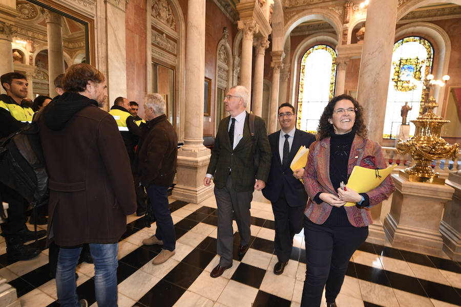 Llegada de tres concejales populares al pleno del Ayuntamiento.