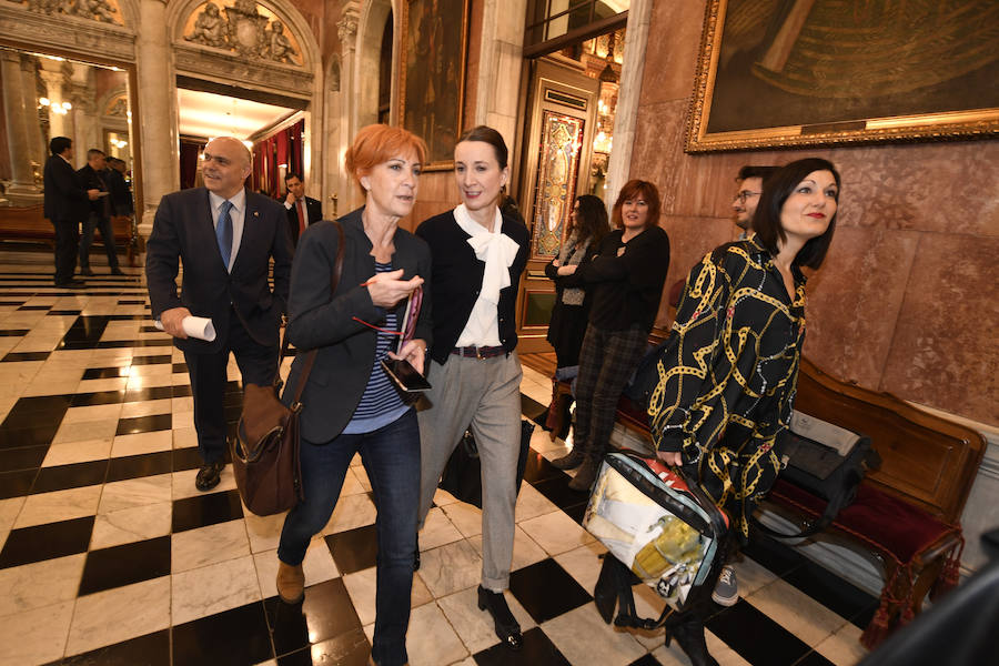 Tomás del Hierro, Inés Ibáñez de Maeztu, Marta Ajuria y Oihane Agirregoitia se dirigen al salón de plenos.