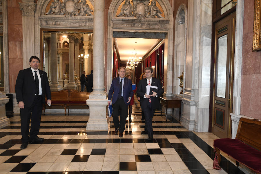 Alfonso Gil y Juan Mari Aburto se dirigen al salón de plenos.