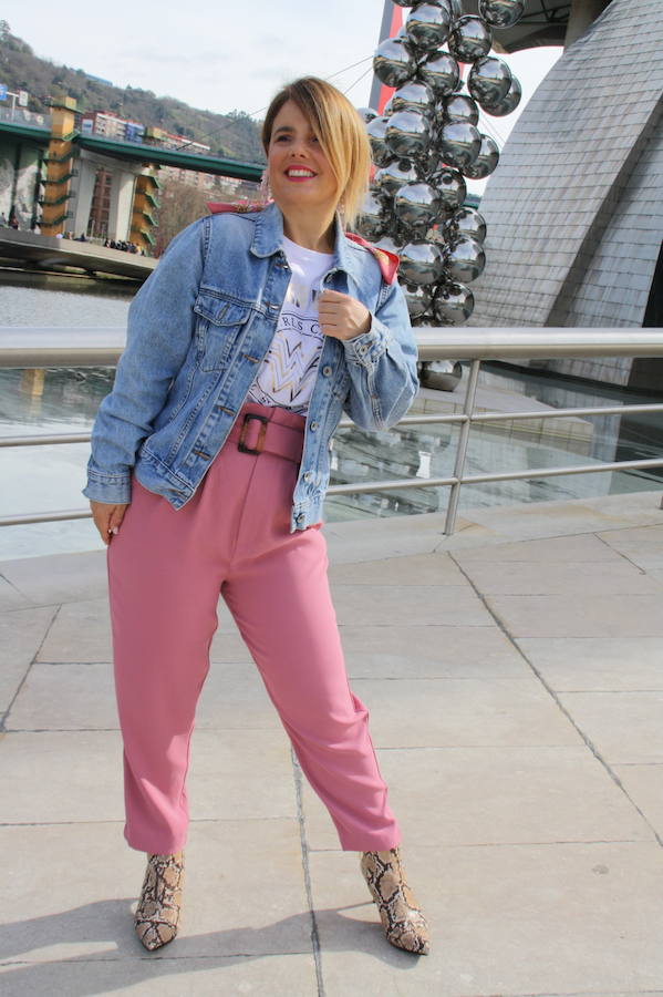 Con vaquera le da un toque más informal.