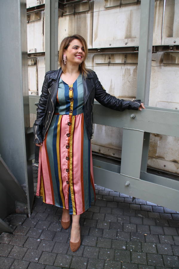 Un vestido coral a rayas con cazadora negra para el día y la noche.