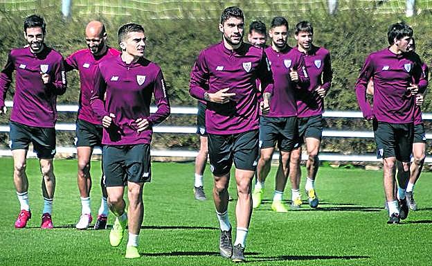 Jugadores del Athletic disfrutaron ayer de una suave sesión de trabajo en Lezama con partidillos de fótbol volley y lanzamientos de falta. 