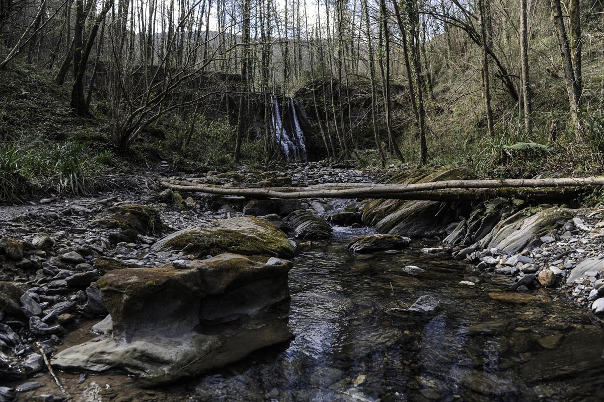 Al fondo, el salto de agua de la presa del Bolintxu forma una de las imágenes más singulares del valle.