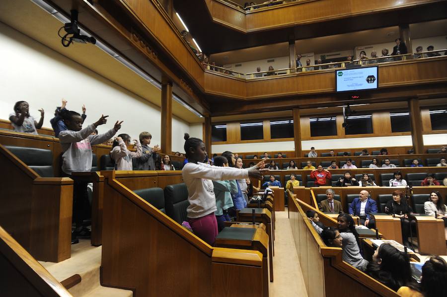 Fotos: Jornada de puertas abiertas en el Parlamento vasco