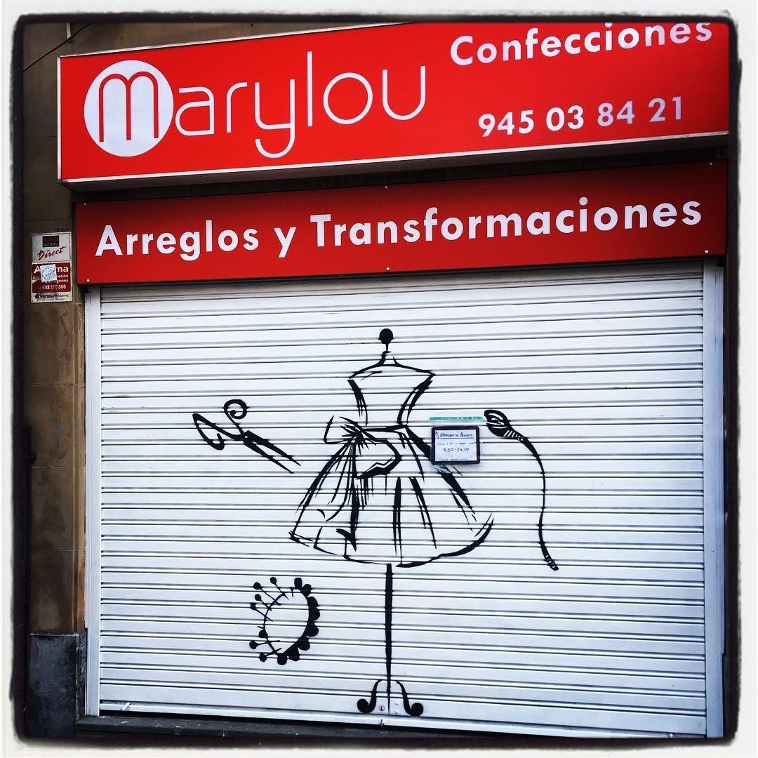 Este negocio de la calle Los Herrán muestra motivos relacionados con su actividad: un maniquí, tijeras, un alfiletero y, cómo no, un vestido.