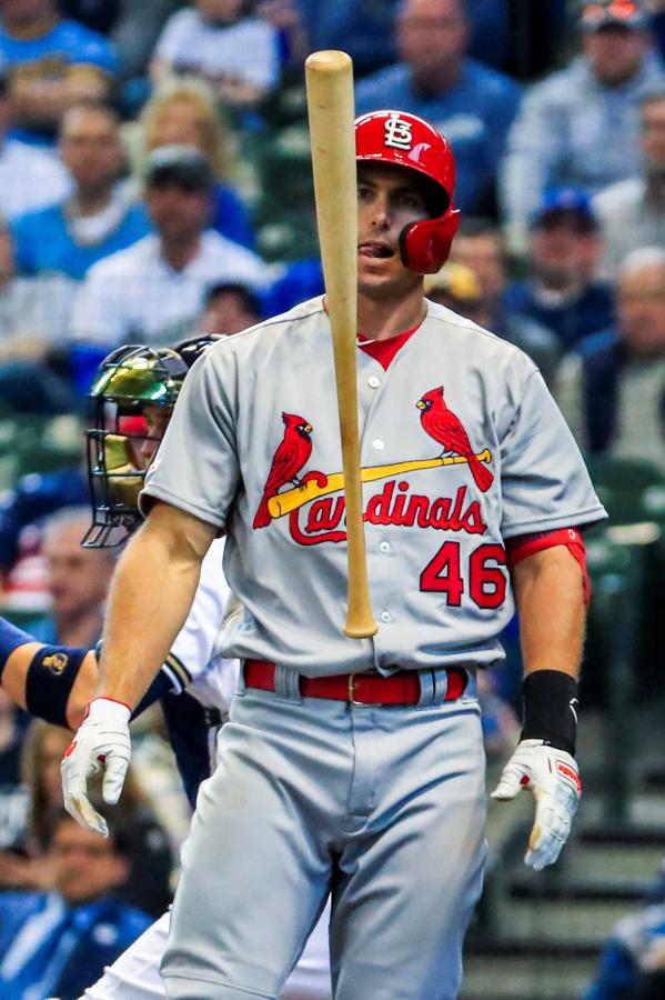 Paul Goldschmidt de Cardenales gira su bate durante un partido de la MLB entre Cardenales de San Luis y Cerveceros de Milwaukee en Miller Park , Milwaukee, Wisconsin (EE.UU.). 