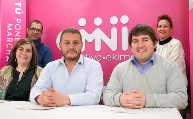 Aitor Anchía, primero por la derecha, encabezará la candidatura de Omnia a Las Juntas Generales. 