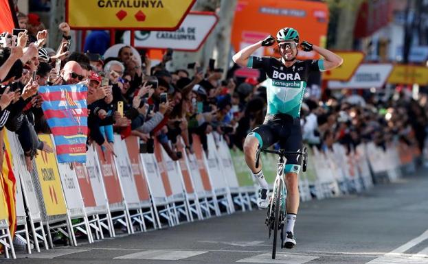 Maximilian Schachmann celebra su triunfo de etapa en Sant Cugat del Vallès.