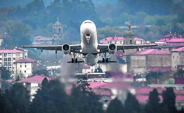 Un avión despega del aeropuerto de Loiu.