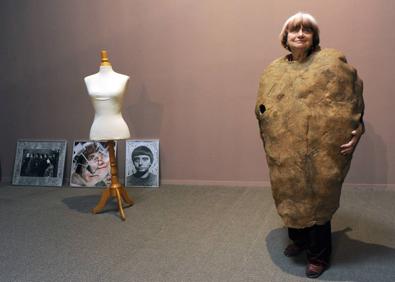 Imagen secundaria 1 - Agnés Varda recibiendo el Oscar de manos de Angelina Jolie en 2017, en una exposición en 2011 y en una foto de juventud con Jim Morrison en París.