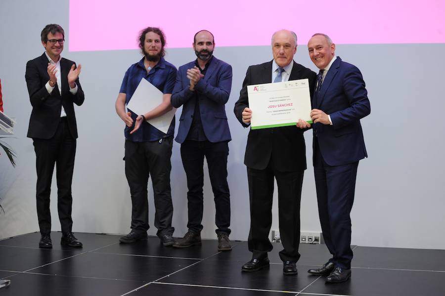 Sánchez recibe el premio del diputado general; detrás, dos socios de I+Med junto al alcalde. 