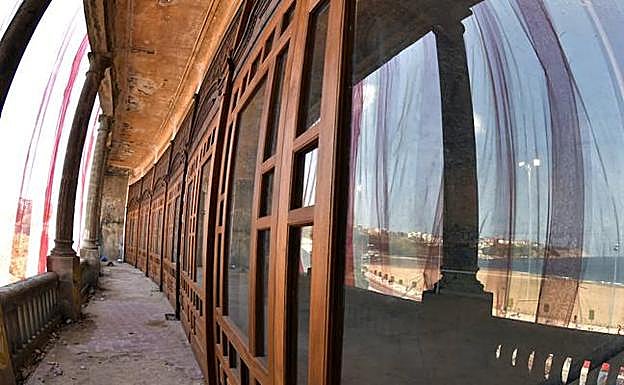 Los restauradores han colocado ya los ventanales en las galerías de Punta Begoña. 