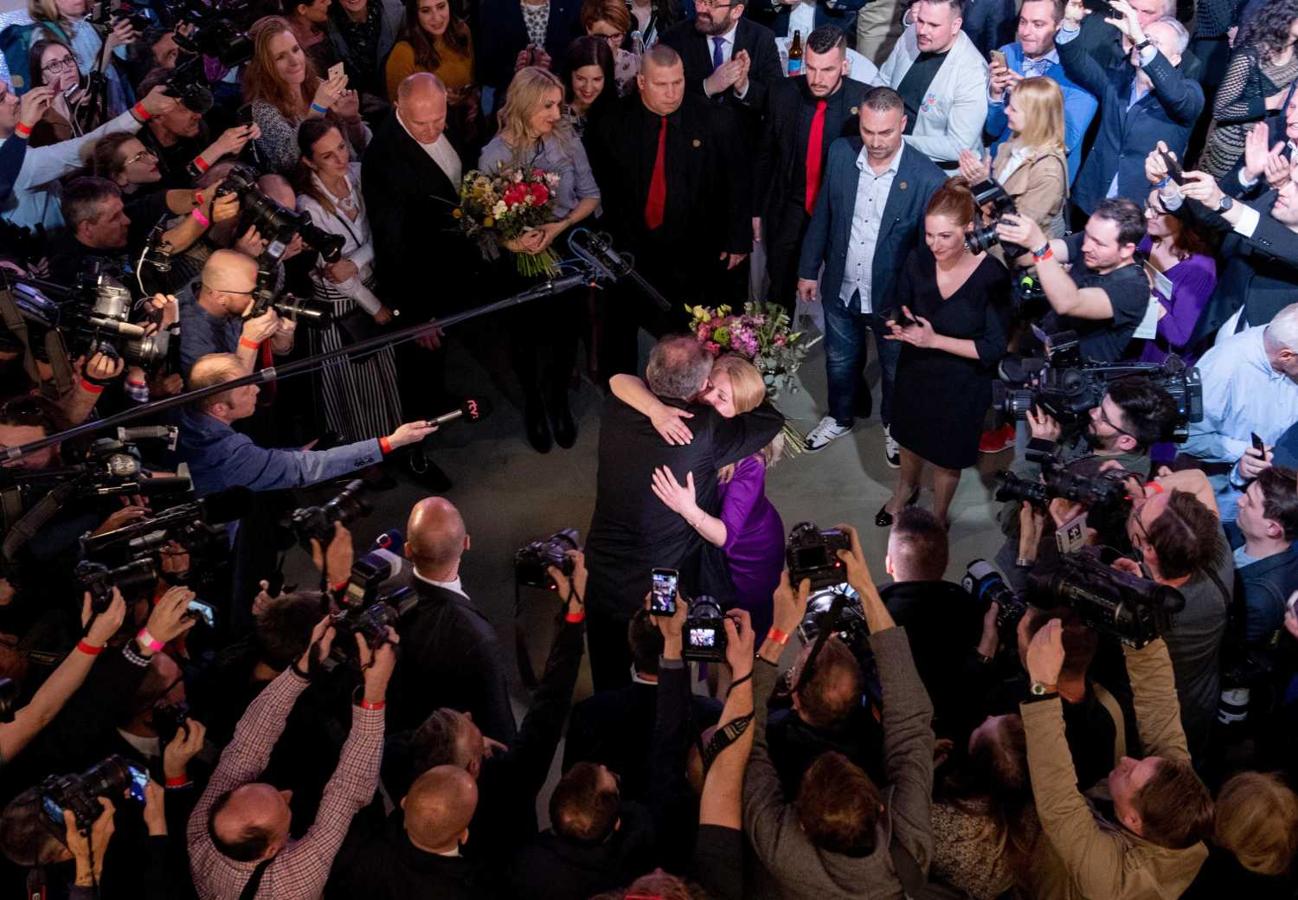 El presidente eslovaco, Andrej Kiska, felicita a la presidenta electa Zuzana Caputova, tras ganar las elecciones 