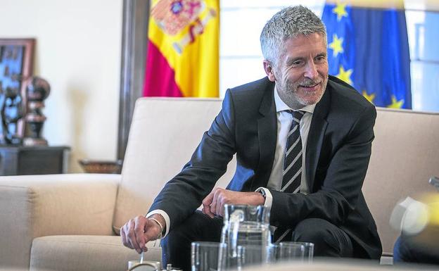 El titular de la cartera de Interior, Fernando Grande Marlaska, en un momento de la entrevista en la sede del ministerio.