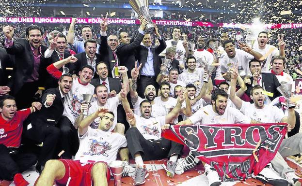 La plantilla y los dirigentes del Olympiacos celebran el título de la Euroliga logrado en la Final Four de Londres 2013.