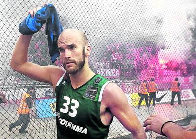 Imagen secundaria 1 - La esquina en el OAKA de 'Gate 13', la organización que agrupa a los seguidores más radicales del Panathinaikos (arriba). Nick Calathes abandona la cancha del Olympiacos entre incidentes y la humareda provocada por las bengalas (izquierda). Thanasis y Pavlos Giannakopoulos fueron los constructores del Panathinaikos que logró alcanzar 6 títulos de la Euroliga (derecha). 