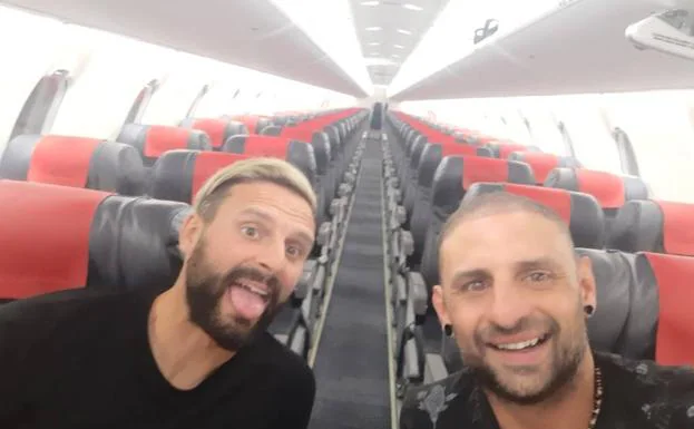 Iñigo Rodríguez y Asier Cárcamo, solos en el vuelo Ibiza-Vitoria del sábado.