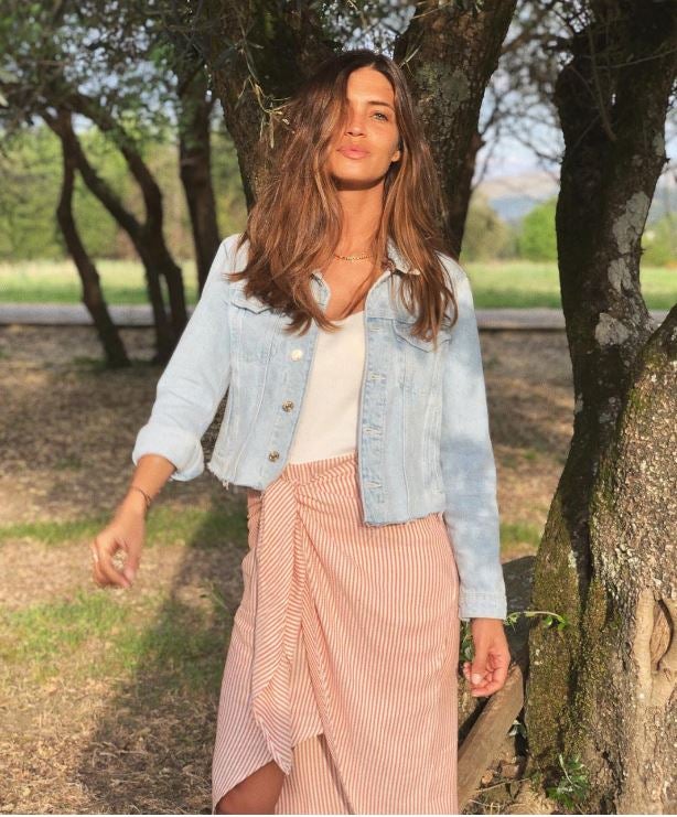 La presentadora suele recurrir a prendas cómodas y versátiles para conseguir looks naturales y frescos