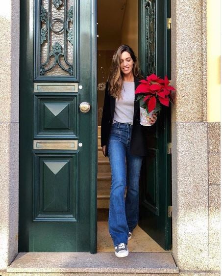 La presentadora suele recurrir a prendas cómodas y versátiles para conseguir looks naturales y frescos