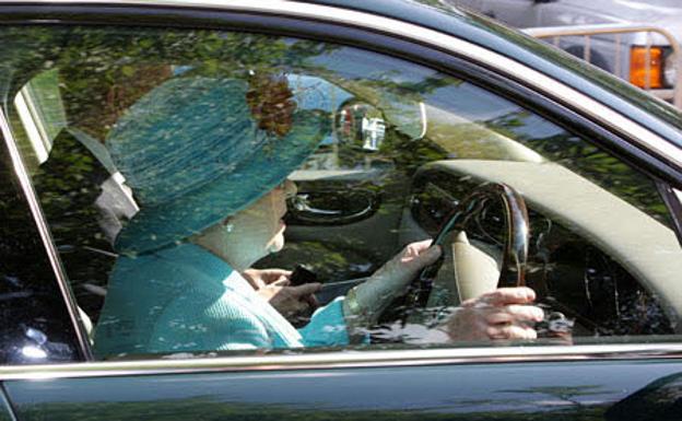 Isabel II, a los mandos de uno de sus coches oficiales. 