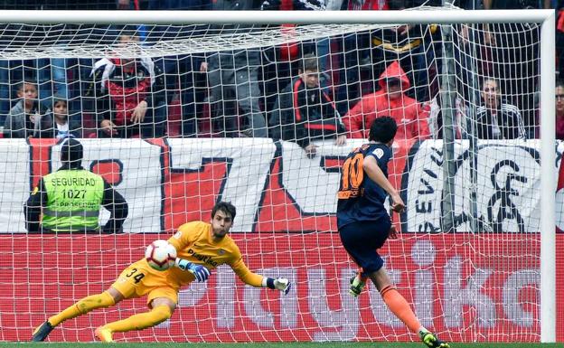 Javier Díaz, debutante con el Sevilla, hizo la mejor parada de la jornada. 