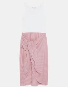 Imagen secundaria 2 - Arriba, la cazadora vaquera denim clara que lleva Sara Carbonero. Es de Mango y cuesta 39,99 euros. Abajo a la izquierda, unos originales accesorios para los tobillos que hace a mano la barakaldesa Leire Postigo. A la derecha, el vestido pareo de Zara.