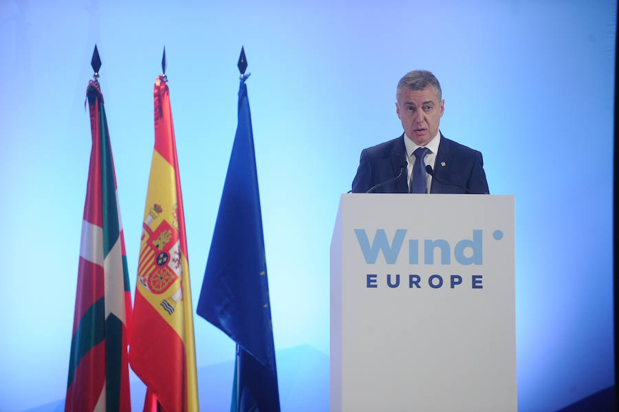 El BEC ha sido el escenario de esta jornada a la que han asistiido muchos rostros conocidos, como el lehendakari y la ministra de Economía, además del Rey. A la entrada del edificio, se han concentrado los trabajadores de La Naval.