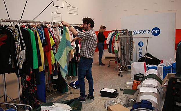 Domingo Orive coloca las prendas en los burros del 'backstage' días antes del inicio de la Pasarela. 