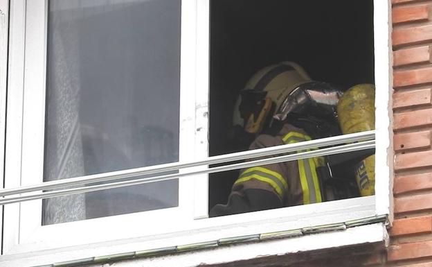 Un intoxicado tras inhalar humo en el incendio de una vivienda en Leioa