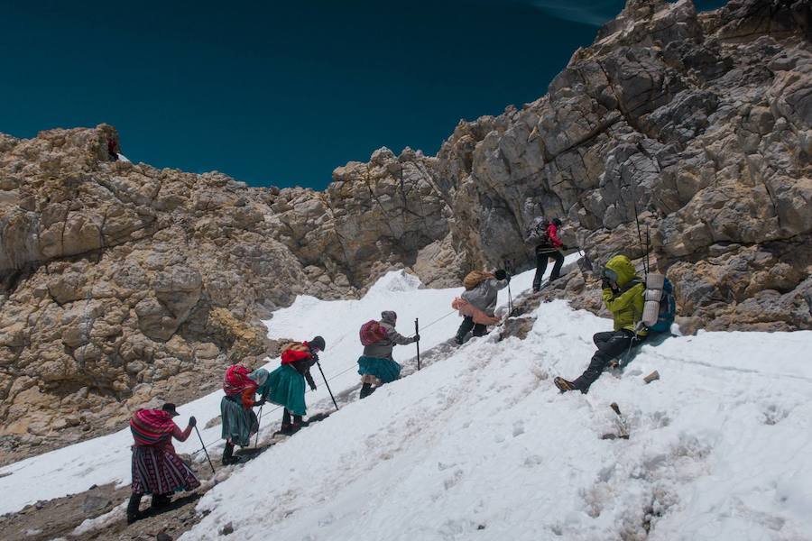 El grupo vivió una amarga experiencia en el volcán Acotango, en la frontera chileno-boliviana. Según unasuperstición local, una mujer no debe subir a las montañas. "Llegamos al pueblito, nos preparamos yescalamos, todo bien. Pero al retorno los del pueblo nos reclamaron el haber subido a la montaña ydijeron que se iba a derretir todo, que ya no iba a haber nieve. Nos hicieron sentir mal".