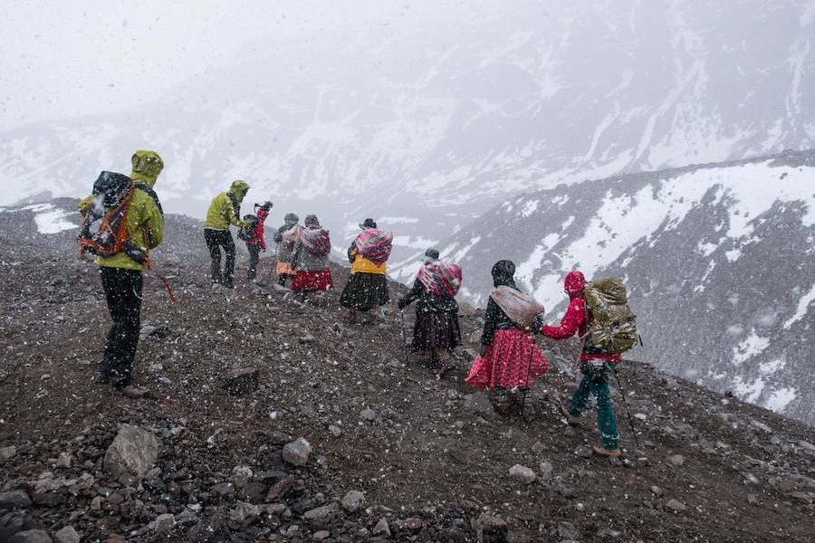 Dos cámaras han acompañado a las cholitas escaladoras en sus rutas, para una película que ha realizado laproductora española Arena. "Bajar es más difícil porque los pies ya están cansados y las rodillas tiemblan.A veces, hasta nos podemos desubicar del camino porque con subir una vez no se conoce, la montaña vacambiando".