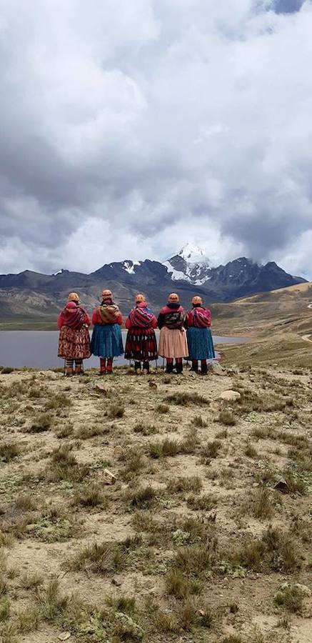 Elena Quispe, 22 años. "Lo más difícil es madrugar y tener que empezar a escalar a las 12 de la noche. Aveces, la enagua se engancha en el crampón y ya no se puede sacar. Mi esposo es también escalador. Enmi familia aceptaron que escale, me dijeron que vaya a divertirme. Es bonito. Me animé porque desdechica siempre he trabajado”.