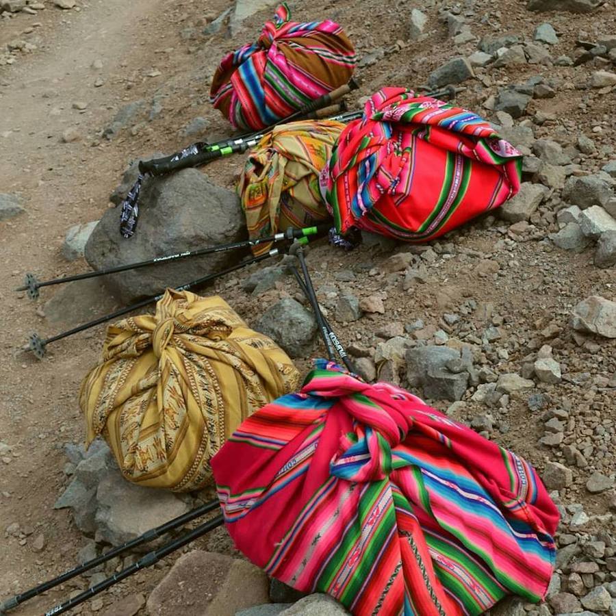 Las mochilas de las cholitas. La preparan con el aguayo. Suele usarse también como abrigo o adorno. EnEspaña es común usar esta prenda como manta o incluso como tapicería. Es una tela a rayas de colores defuerte contraste. Normalmente, los aguayos son muy coloridos con franjas de diferentes tonos que sealternan y con otras franjas con figuras simples. De hecho, para que una tela sea considerada un aguayo esfundamental ese contraste de matices entre una y otra raya, así como la alternancia de distintos grosores.