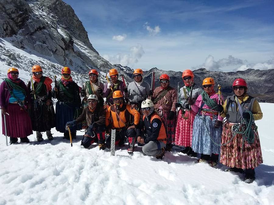 "El Illimani es el más fuerte. Le tengo mucho respeto a esa montaña porque fue la más difícil de hacer.Todas teníamos que darnos aliento. Incluso pensábamos retornar, pero nos dábamos ánimos. Entre toditasnos colaboramos y lo logramos", detalla Lidia Huayllas Estrada, que vive en la ciudad de El Alto y es lacoordinadora del grupo.