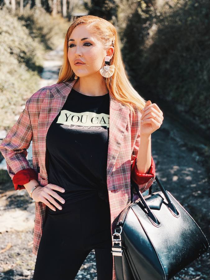 Con una americana de cuadros, una opción sofisticada.