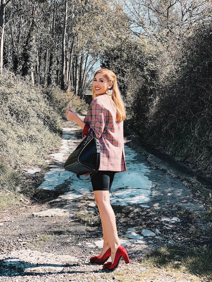 Con una americana de cuadros, una opción sofisticada.